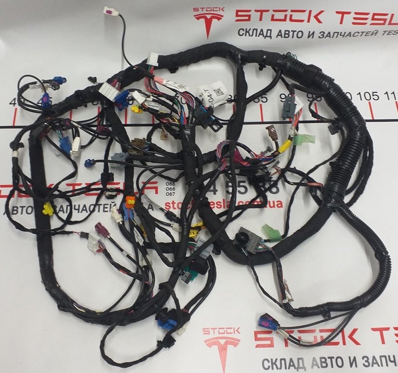 1 1004422-04-T Okablowanie deski rozdzielczej (dash) AWD dla Tesli Model S. Ważny element wyposażenia technicznego popularnego amerykańskiego samochodu elektrycznego. Są to oryginalne części Tesli, które spełniają wysokie standardy bezpieczeństwa i jakośc